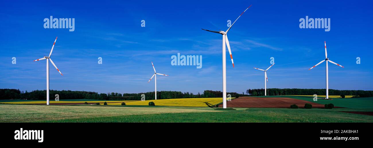 Windenergieanlagen im Feld in der Nähe von Stuttgart, Deutschland Stockfoto