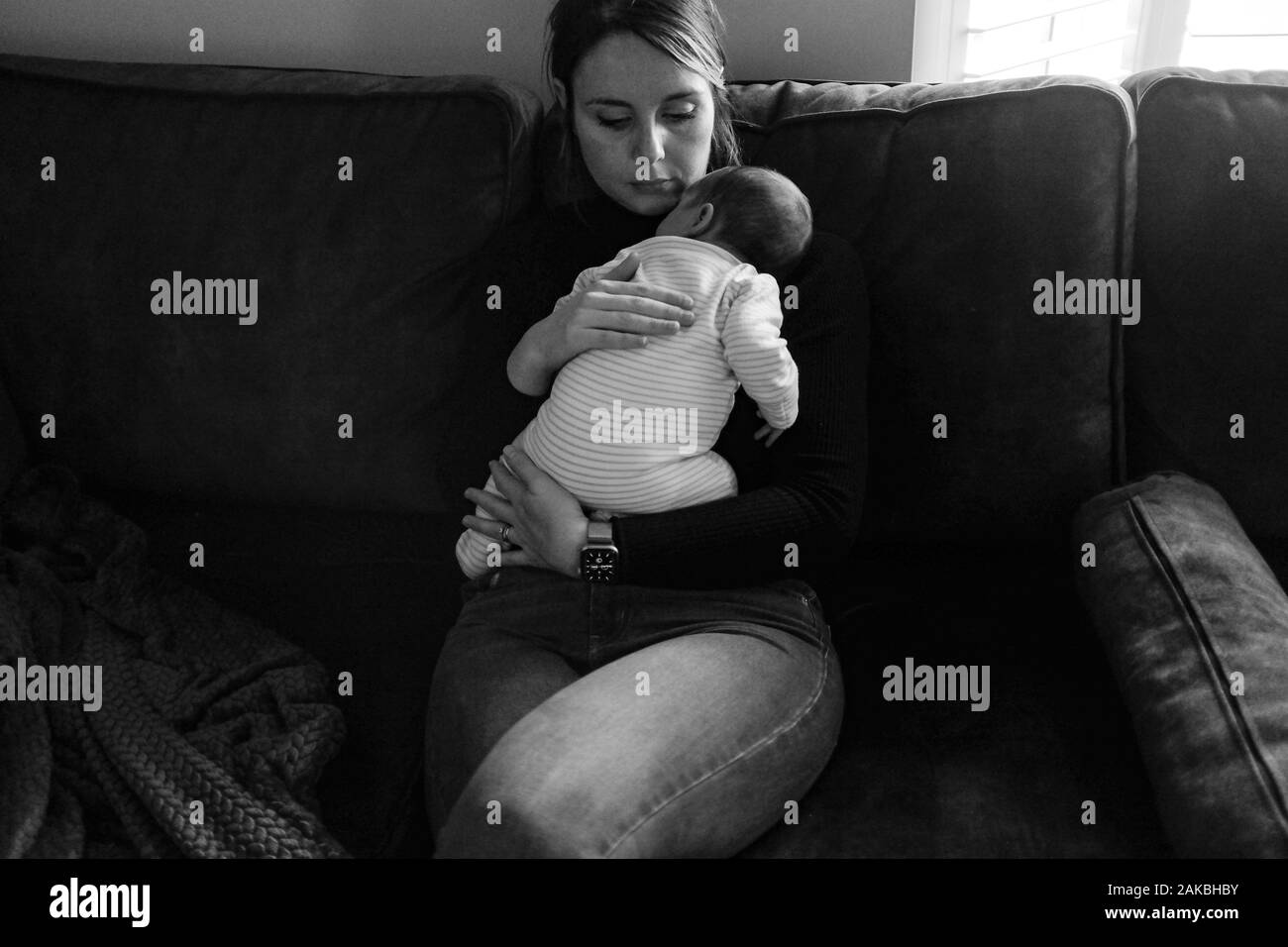 Junge Mutter mit ihrem neuen Babysohn im Alter von 1 Monat Stockfoto