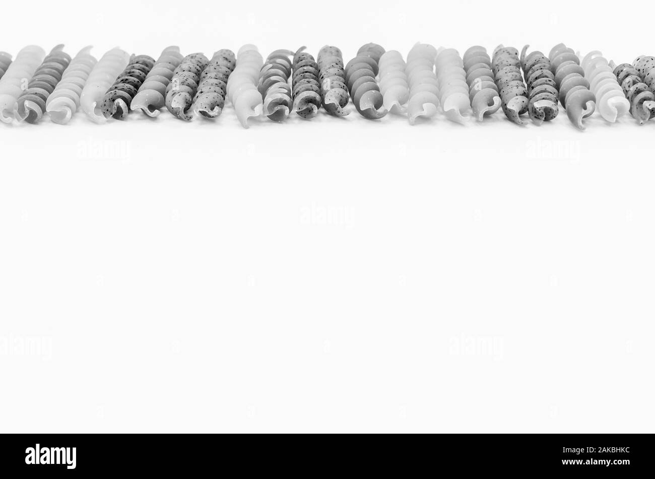 Italienische Pasta Fusilli auf einem weißen Hintergrund - natürliche organische Nahrung Stockfoto