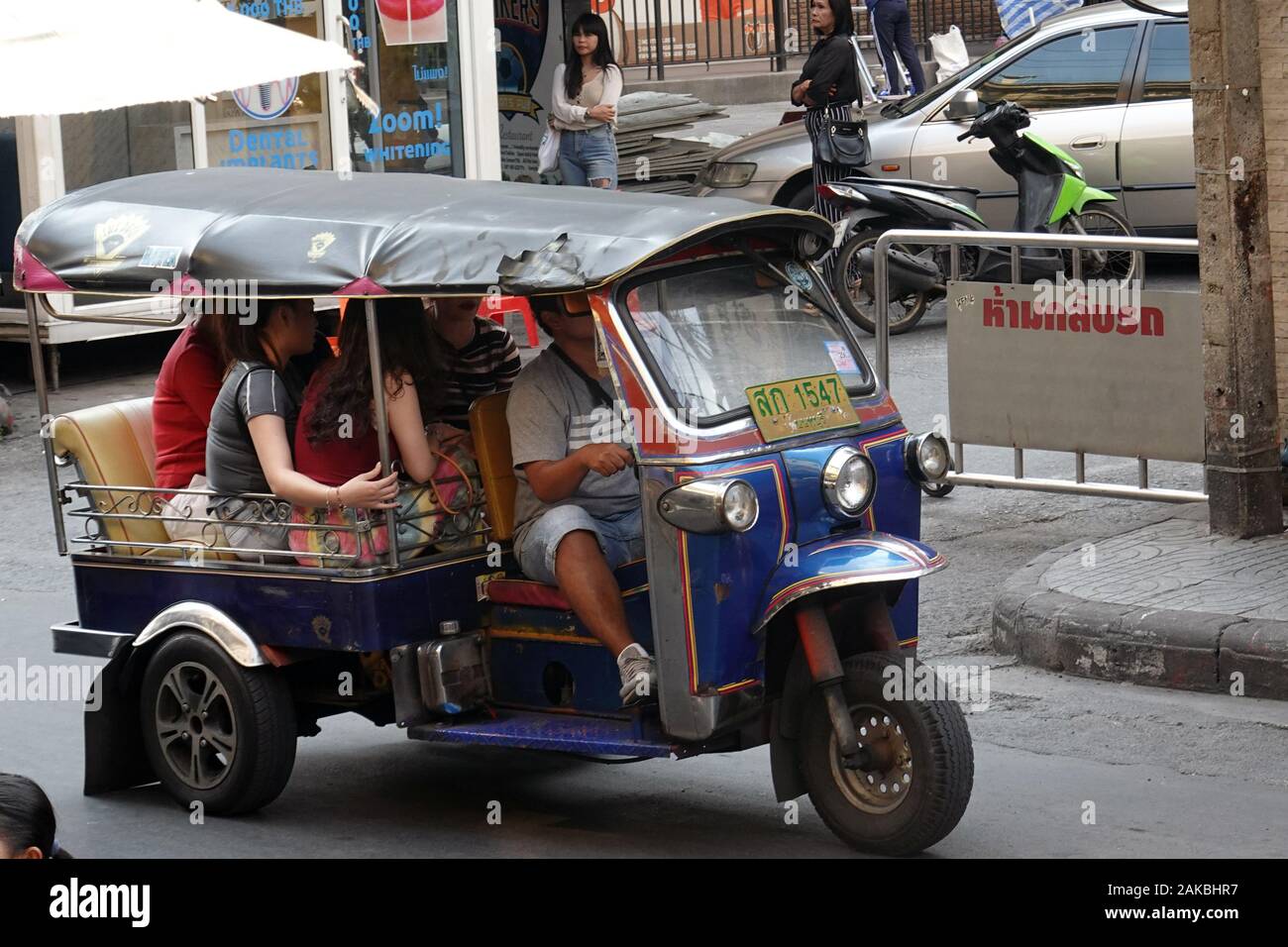 Bangkok, Thailand - 26. Dezember 2019: Dreirädriges Tuk-Tuk-Taxi auf einer Straße mit vielen Passagieren. Stockfoto