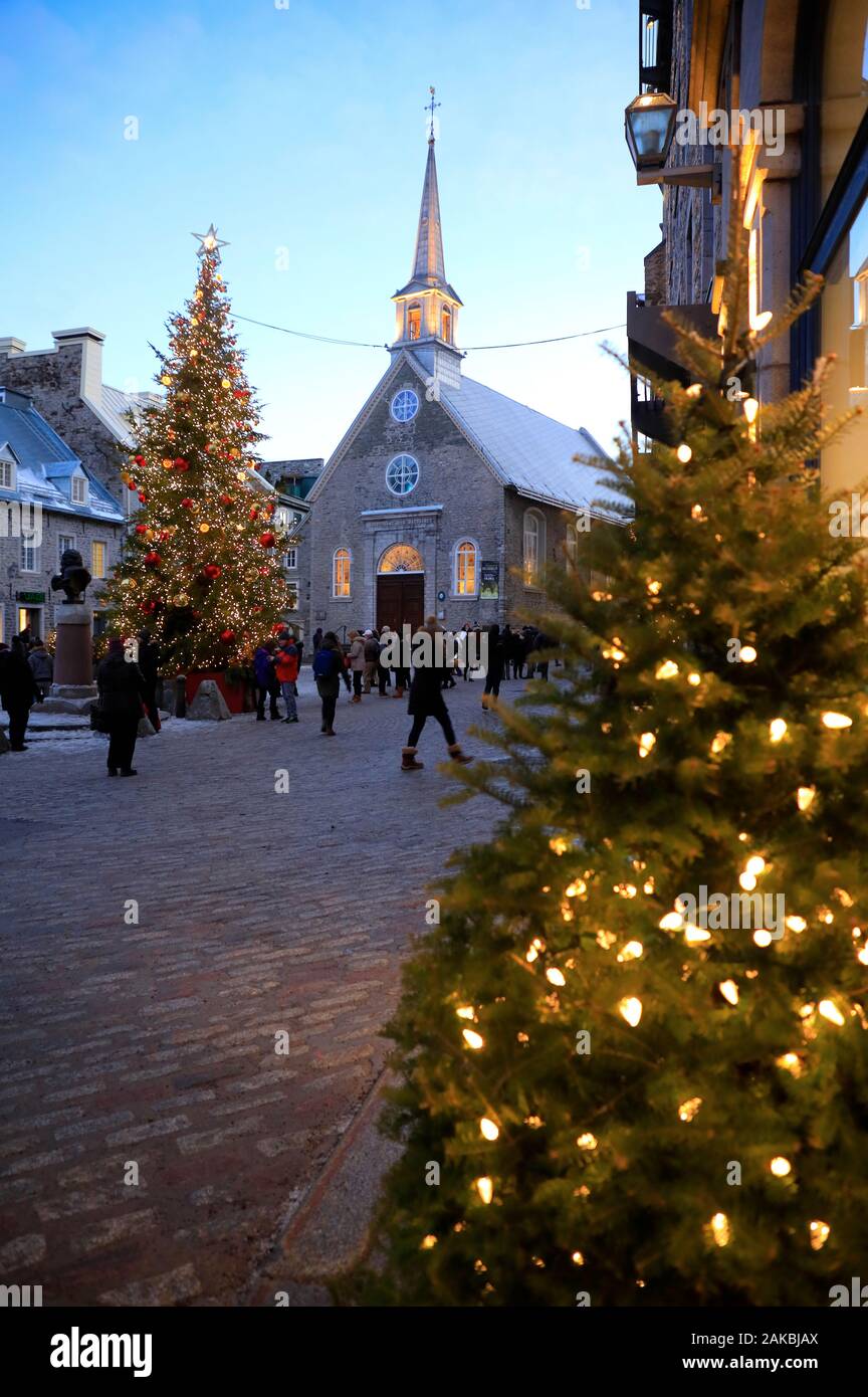 Notre-Dame-des-Victoires Kirche mit beleuchteten Weihnachtsbaum in Place-Royale Square. unteren Stadt. Die Quebecer Altstadt. Quebec City. Quebec Kanada Stockfoto