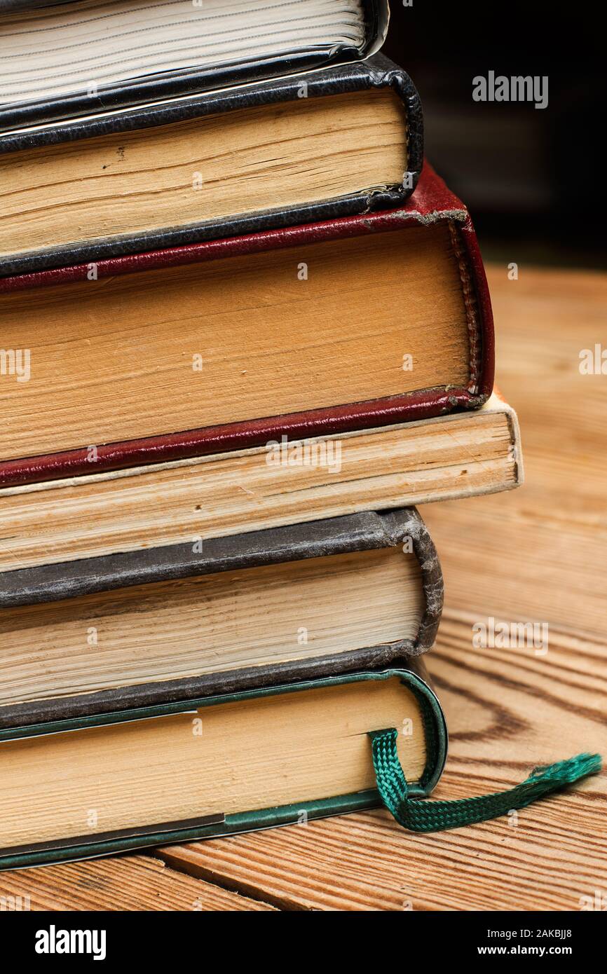 Stapel Bücher auf einem Holztisch Stockfoto
