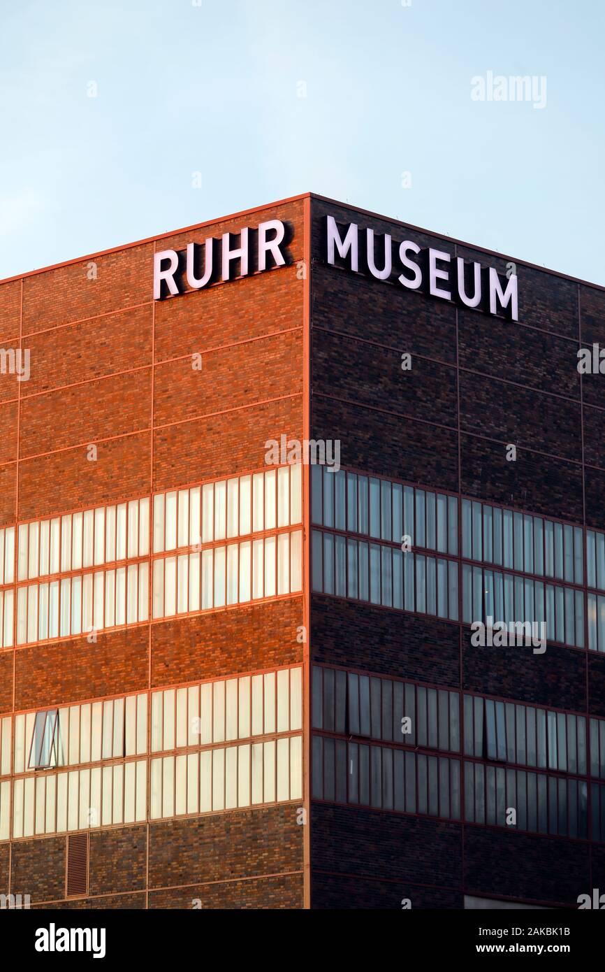 Essen, Ruhrgebiet, Nordrhein-Westfalen, Deutschland - Ruhr Museum auf Zeche Zollverein, die zum UNESCO-Weltkulturerbe Zollverein, beleuchtete Schriftzug auf den Fa Stockfoto