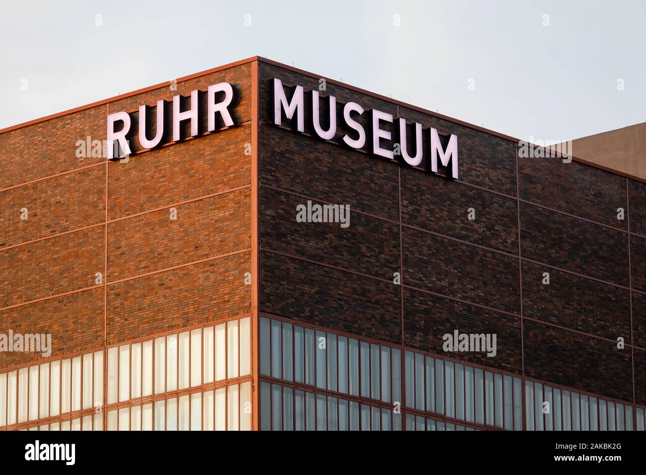 Essen, Ruhrgebiet, Nordrhein-Westfalen, Deutschland - Ruhr Museum auf Zeche Zollverein, die zum UNESCO-Weltkulturerbe Zollverein, beleuchtete Schriftzug auf den Fa Stockfoto