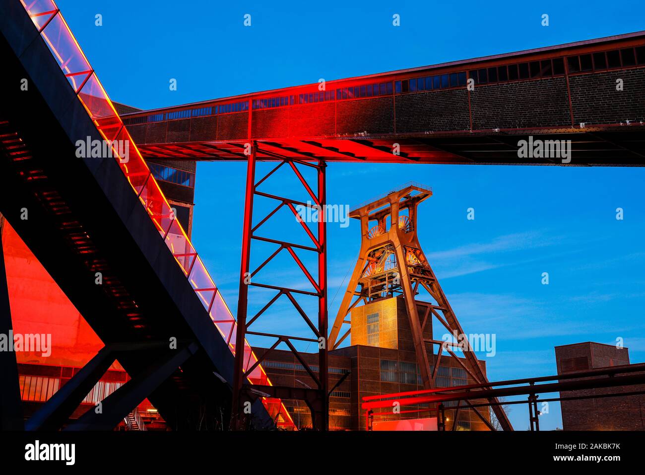 Essen, Ruhrgebiet, Nordrhein-Westfalen, Deutschland - Zeche Zollverein, die zum UNESCO-Weltkulturerbe Zollverein, beleuchtet in Rot in der Abenddämmerung. Es Stockfoto