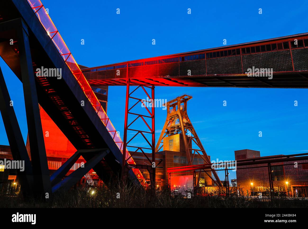 Essen, Ruhrgebiet, Nordrhein-Westfalen, Deutschland - Zeche Zollverein, die zum UNESCO-Weltkulturerbe Zollverein, beleuchtet in Rot in der Abenddämmerung. Es Stockfoto