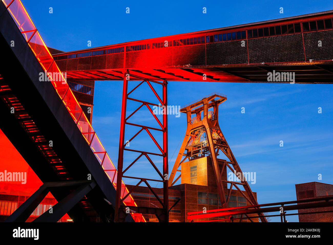 Essen, Ruhrgebiet, Nordrhein-Westfalen, Deutschland - Zeche Zollverein, die zum UNESCO-Weltkulturerbe Zollverein, beleuchtet in Rot in der Abenddämmerung. Es Stockfoto