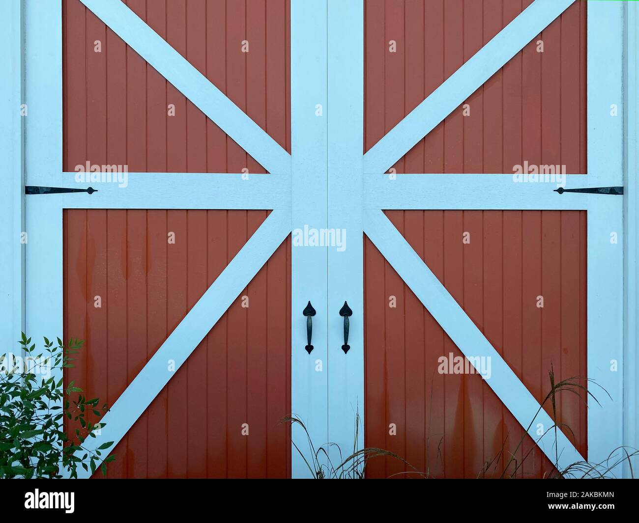 Land Bauernhof rot weiß Holz Stall tür Türen Stockfoto