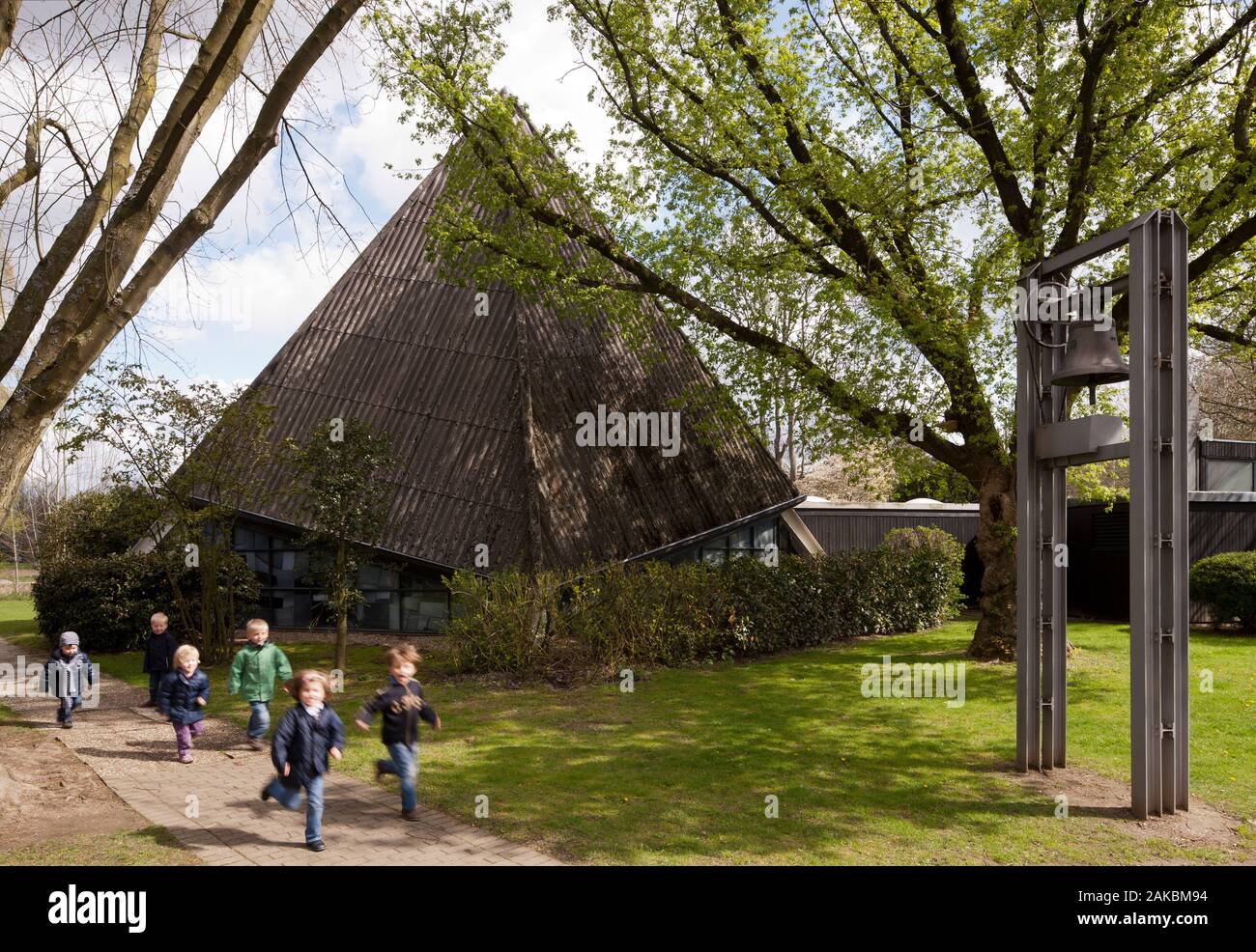 Krefeld, transportable Zeltkirche St. Hubertus mit freistehender Glocke