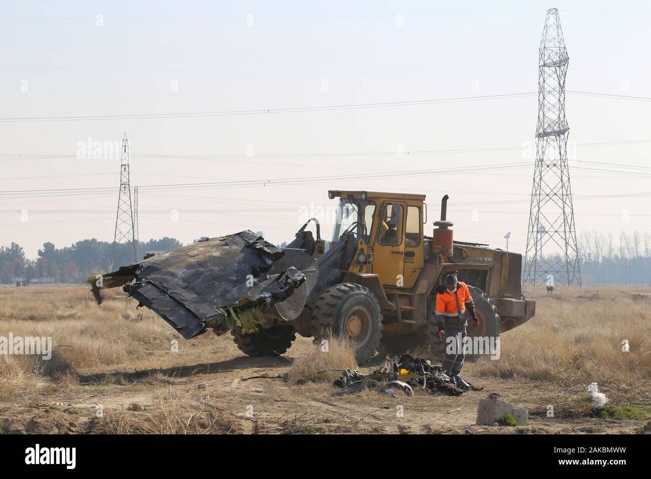 Teheran, Teheran, Iran. 8 Jan, 2020. Suche und Rettung Arbeiten sind auf der Website nach einer Boeing 737 Ebene, die zu einem Luftfahrtunternehmen aus der Ukraine in der Nähe von Flughafen Imam Khomeini im Iran nur nach dem Start mit 180 Passagieren an Bord in Teheran, Iran abgestürzt durchgeführt. Alle 167 Passagiere und 9 Besatzungsmitglieder auf einen ukrainischen 737 Ebene, die in der Nähe der iranischen Hauptstadt Teheran abgestürzt frühen Mittwoch gestorben, nach einem offiziellen. Credit: rouzbeh Fouladi/ZUMA Draht/Alamy leben Nachrichten Stockfoto