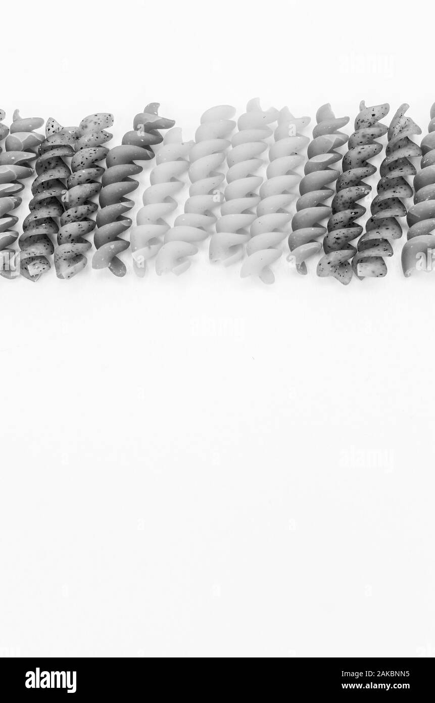 Italienische Pasta Fusilli auf einem weißen Hintergrund - natürliche organische Nahrung Stockfoto