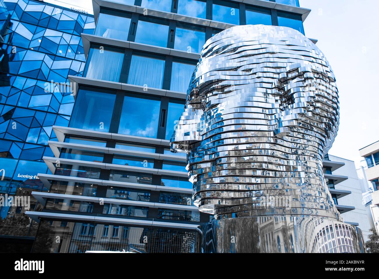 Beweglichen Denkmal Kopf Franz Kafka im Zentrum von Prag. art-Objekt verchromt glänzend Skulptur von 64 Platten Stockfoto