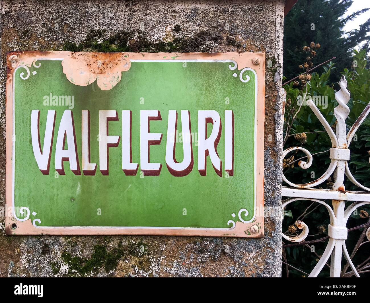 Valfleuri, Platte auf dem Pilar eines Einfamilienhauses Tür, Lyon, Frankreich Stockfoto