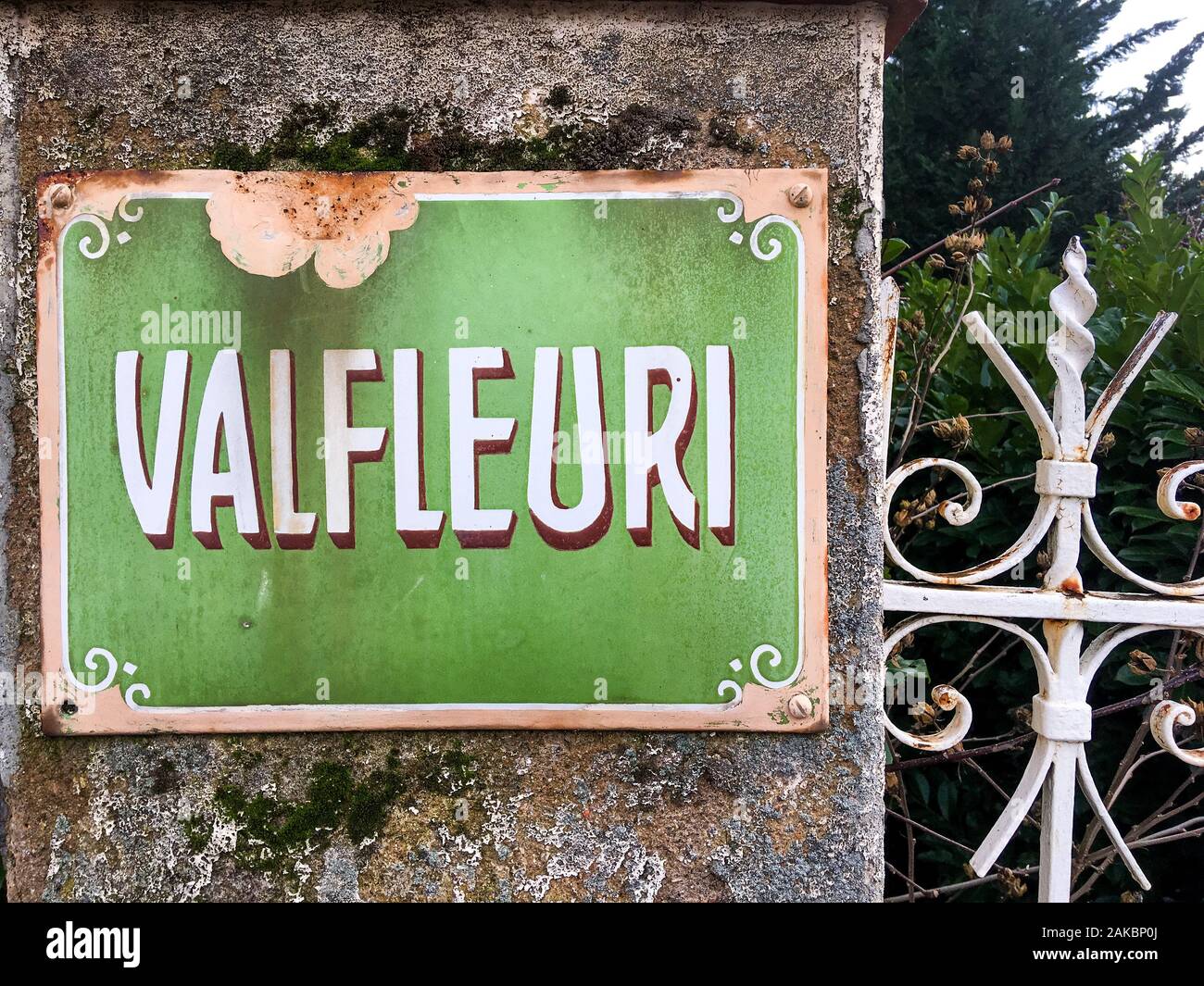 Valfleuri, Platte auf dem Pilar eines Einfamilienhauses Tür, Lyon, Frankreich Stockfoto