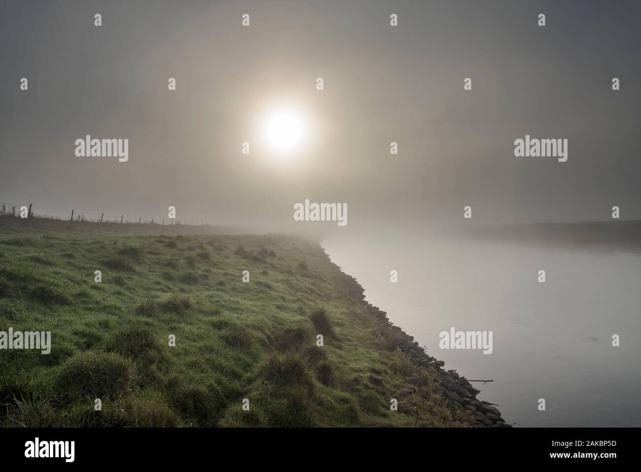 Neblige Landschaft, Oberweser, Wesertal, Weserbergland, Weser, Hessen, Deutschland Stockfoto