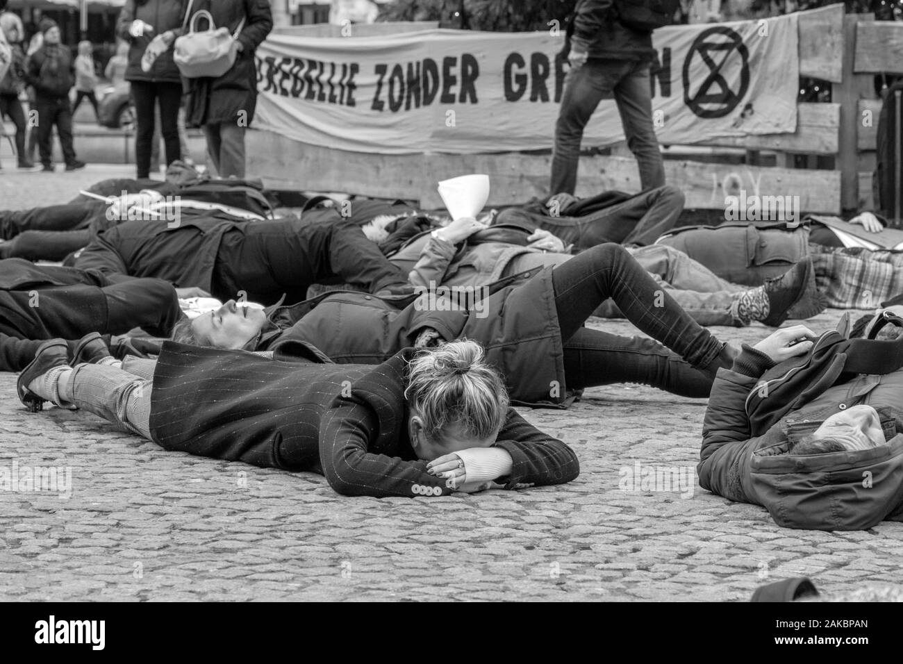 Starb Demonstranten an der Rebellion Aussterben Gruppe bei der Demonstration auf dem Damm bei 6-1-2020 Amsterdam Die Niederlande 2020 in Schwarz und Weiß Stockfoto