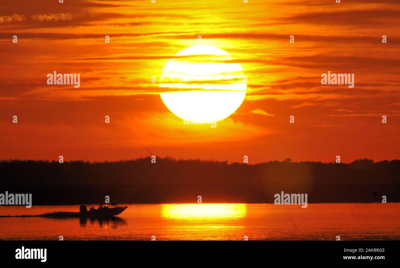 Boot bei Sonnenuntergang / Twin Oaks Conservation Area in der Nähe von Kissimmee, Florida. Stockfoto