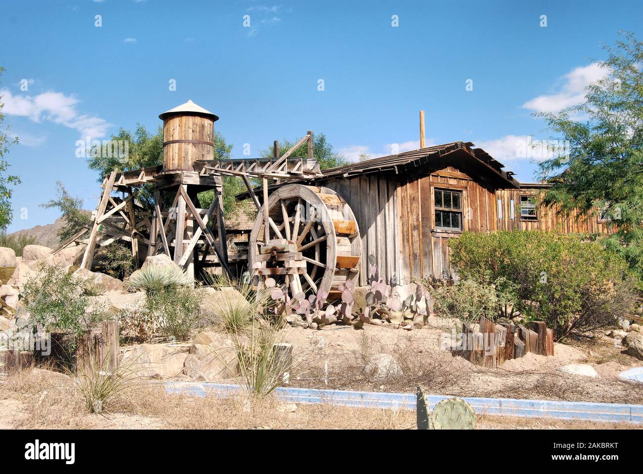 Alte Wasserrad- und Schrostmühle in der Wüste von Arizona Stockfoto