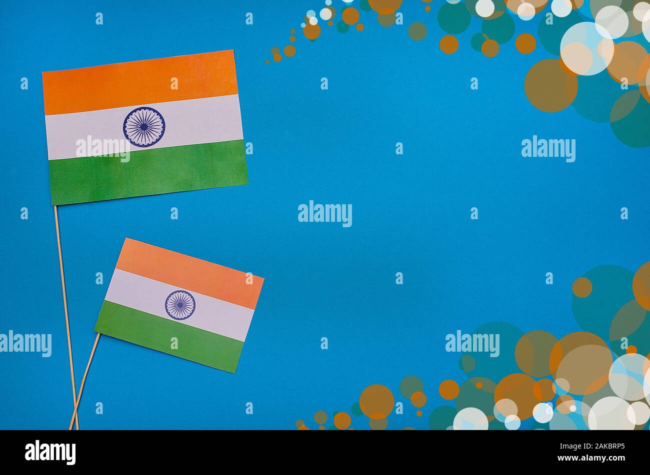 Tag der Unabhängigkeit von Indien. Indische Flags auf einem blauen Hintergrund mit Kopie Raum c mehrfarbige Bokeh. Für congratulatory Beiträge. Stockfoto