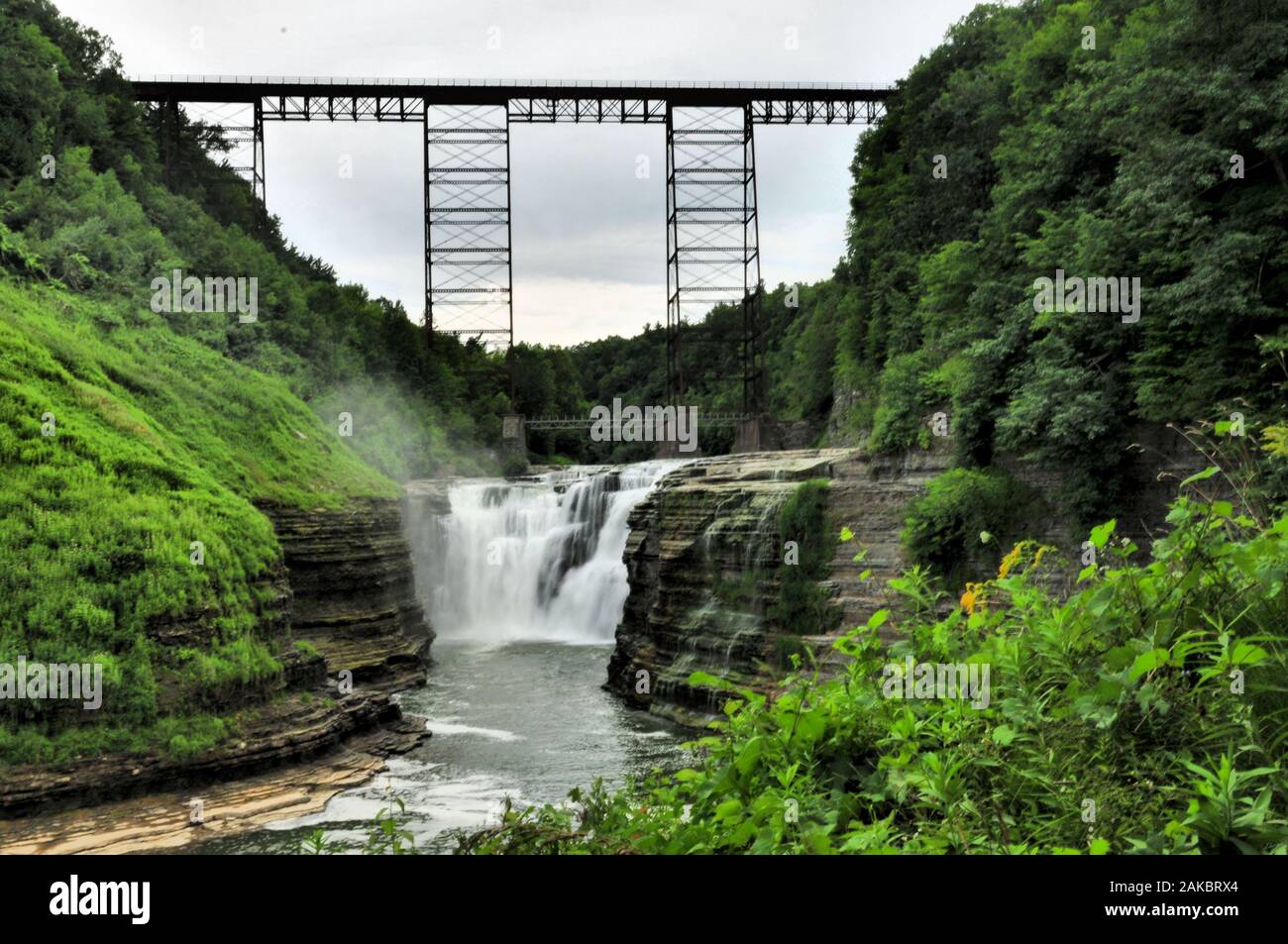 Brücke über die oberen Wasserfälle im Letchworth State Park im Upstate New Yo Stockfoto