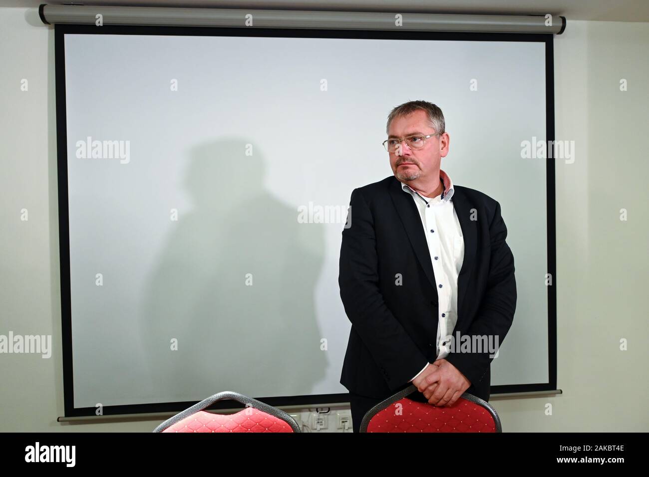 Kassel, Deutschland. 08 Jan, 2020. Frank Hannig, Anwalt der Hauptverdächtige Stephan E. in der lübcke Mordfall, steht vor seinem Stuhl vor der Pressekonferenz. Stephan E. machte eine neue Erklärung im Laufe des Tages vor dem Ermittlungsrichter des Bundesgerichtshofs. Quelle: Uwe Zucchi/dpa/Alamy leben Nachrichten Stockfoto