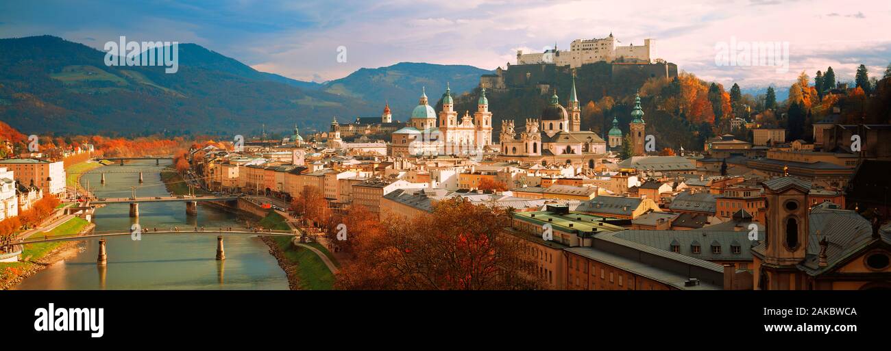 Das Stadtbild von Salzburg und die Berge dahinter, Österreich Stockfoto