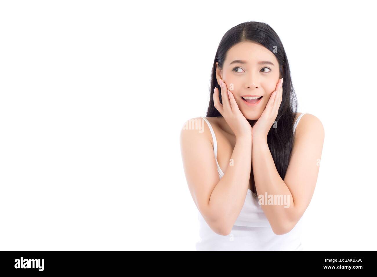 Asiatische Frau Überraschung halten die Wange mit Hand, schöne Mädchen mit präsentieren Sie Ihr Produkt mit aufgeregt und lassen Sie sich überraschen auf weißem Hintergrund, Express Stockfoto