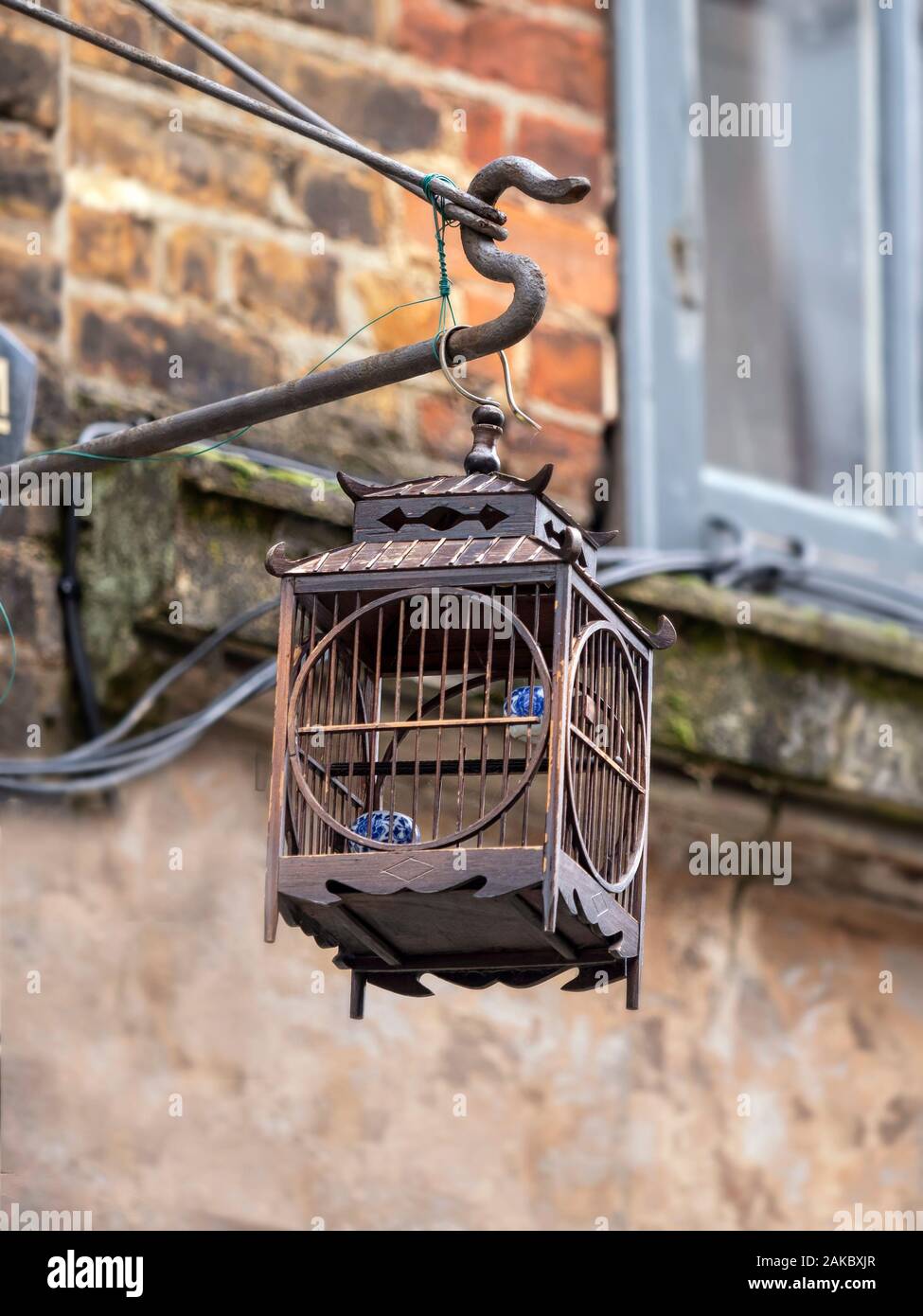 LONDON, Großbritannien - 27. JANUAR 2019: Alter leerer Vogelkäfig, der vor dem Gebäude hängt. Eine Erinnerung daran, dass diese Gegend die Heimat eines großen Marktes für lebende Tiere war Stockfoto