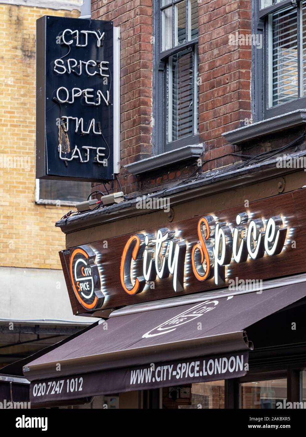 LONDON, Großbritannien - 27. JANUAR 2019: Schild über dem City Spices Curry House Restaurant in Brick Lane Stockfoto