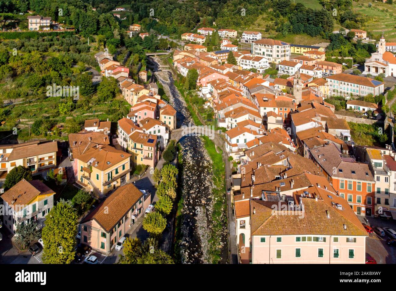 Italien, Ligurien, La Spezia Provinz, Bergdorf von Varese Ligure, 16. Jahrhundert Bogenbrücke (Luftbild) Stockfoto