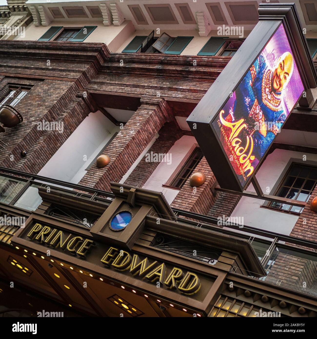 WESTEND, LONDON: Prince Edward Theatre in der Old Compton Street mit Plakat für Aladdin Musical Show Stockfoto