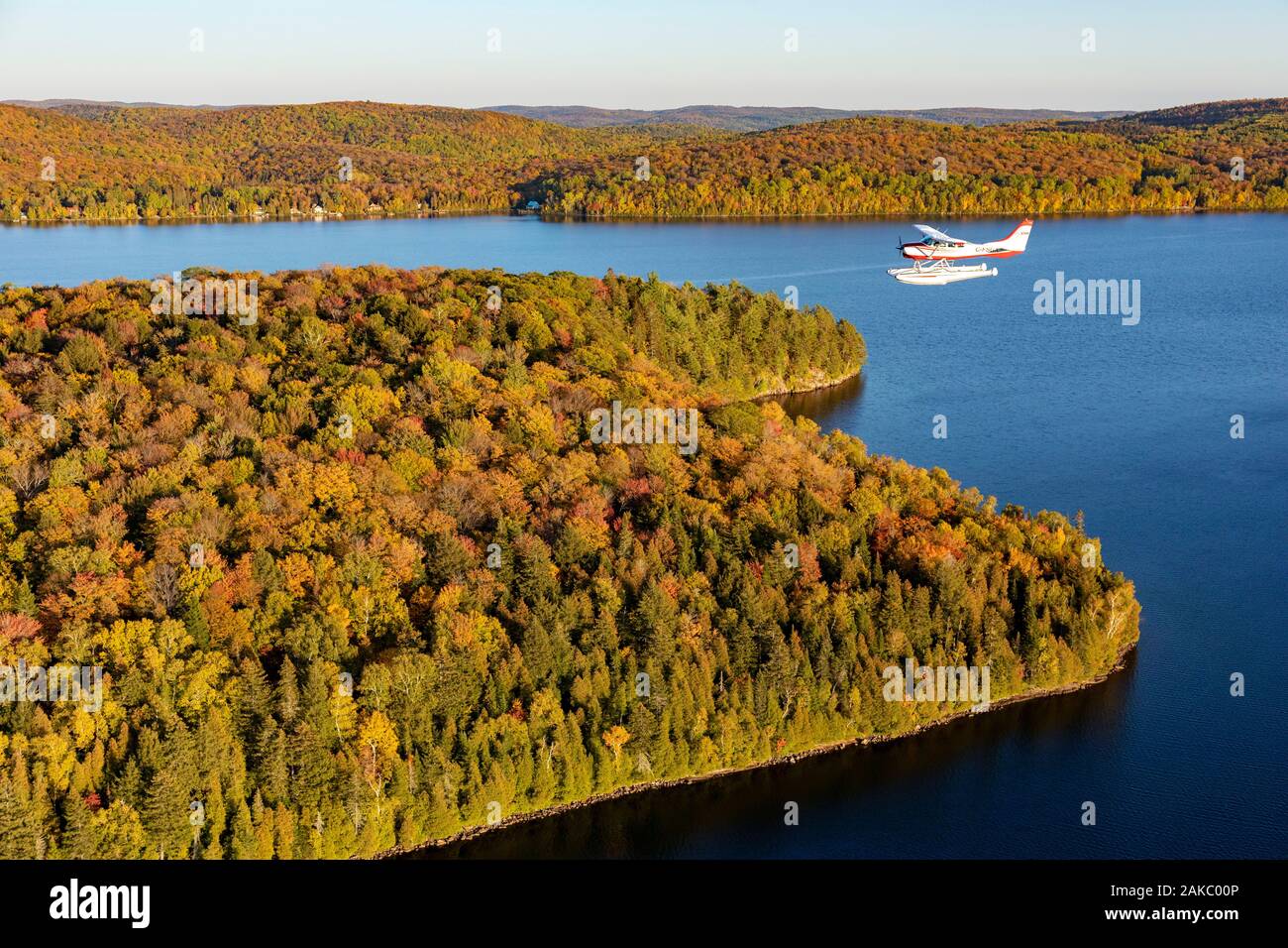 Kanada, Provinz Quebec, Mauricie region, Flug mit der Firma Hydravion Abenteuer im indischen Sommer, Cessna 206 in den borealen Wäldern in der Nähe von Lake Sacacomie (Luftbild) Stockfoto