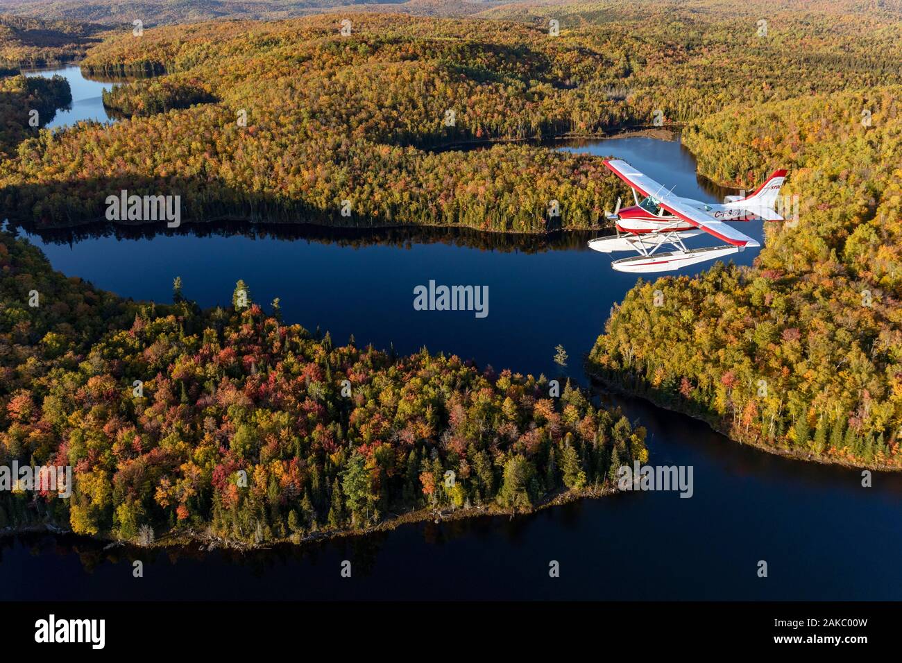 Kanada, Provinz Quebec, Mauricie region, Flug mit hydravion Aventure Unternehmen im Indischen Sommer, Cessna 206 in den borealen Wäldern (Luftbild) Stockfoto