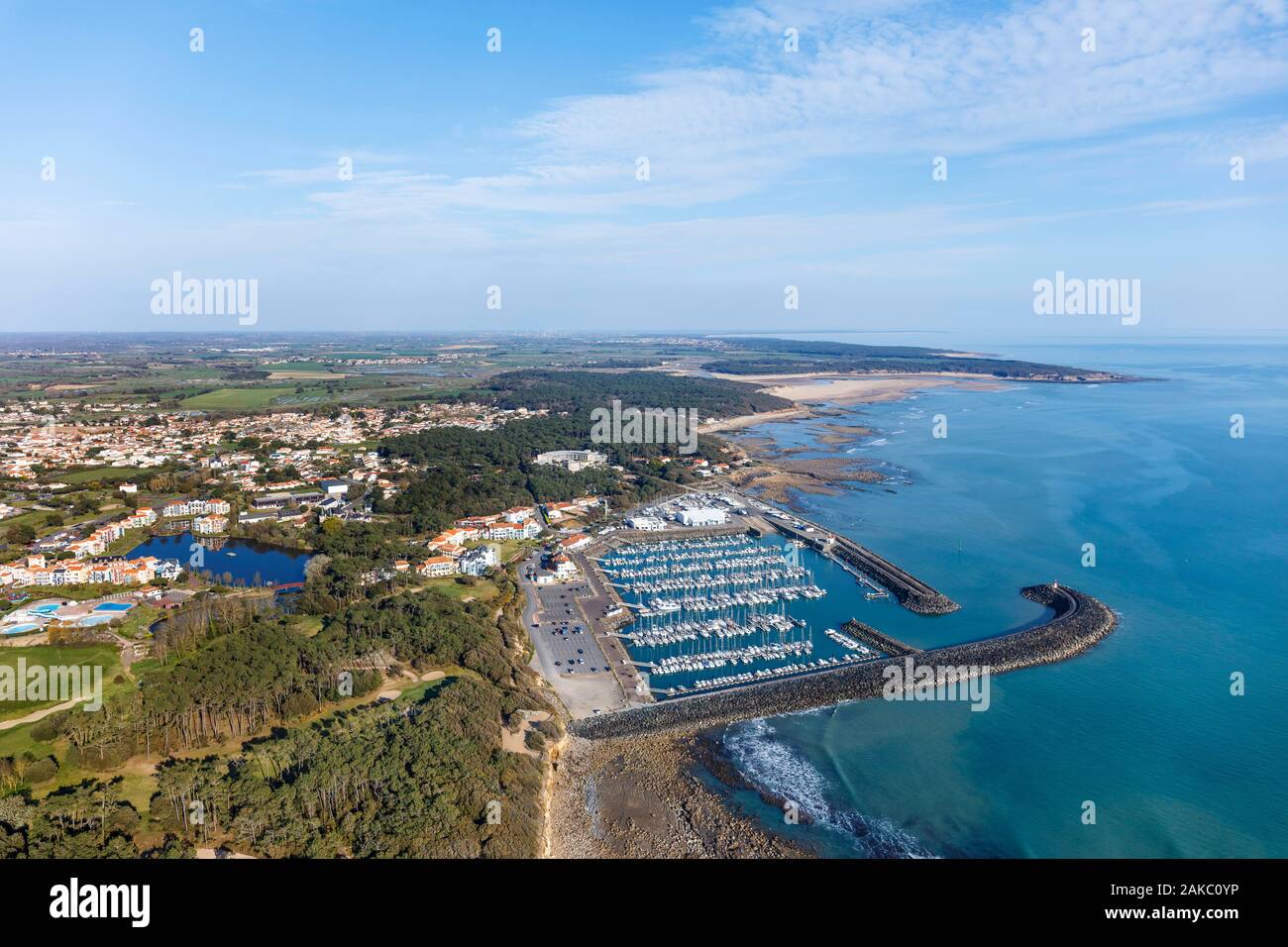 Frankreich, Vendee, Talmont Saint Hilaire, Bourgenay Hafen und Pointe du Payre (Luftbild) Stockfoto