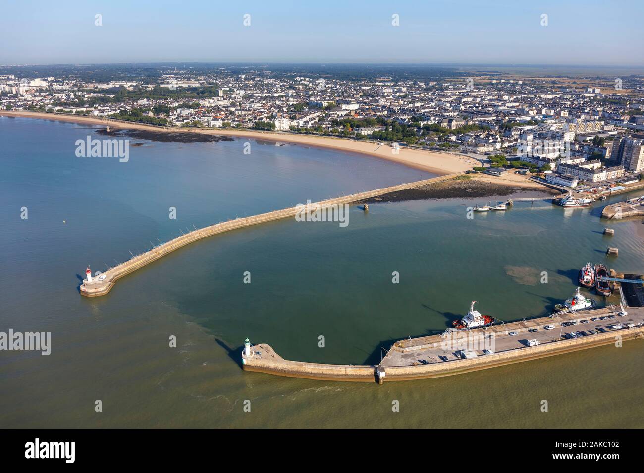 Frankreich, Loire Atlantique, Saint Nazaire, Schlepper im Quay und die Stadt (Luftbild) Stockfoto