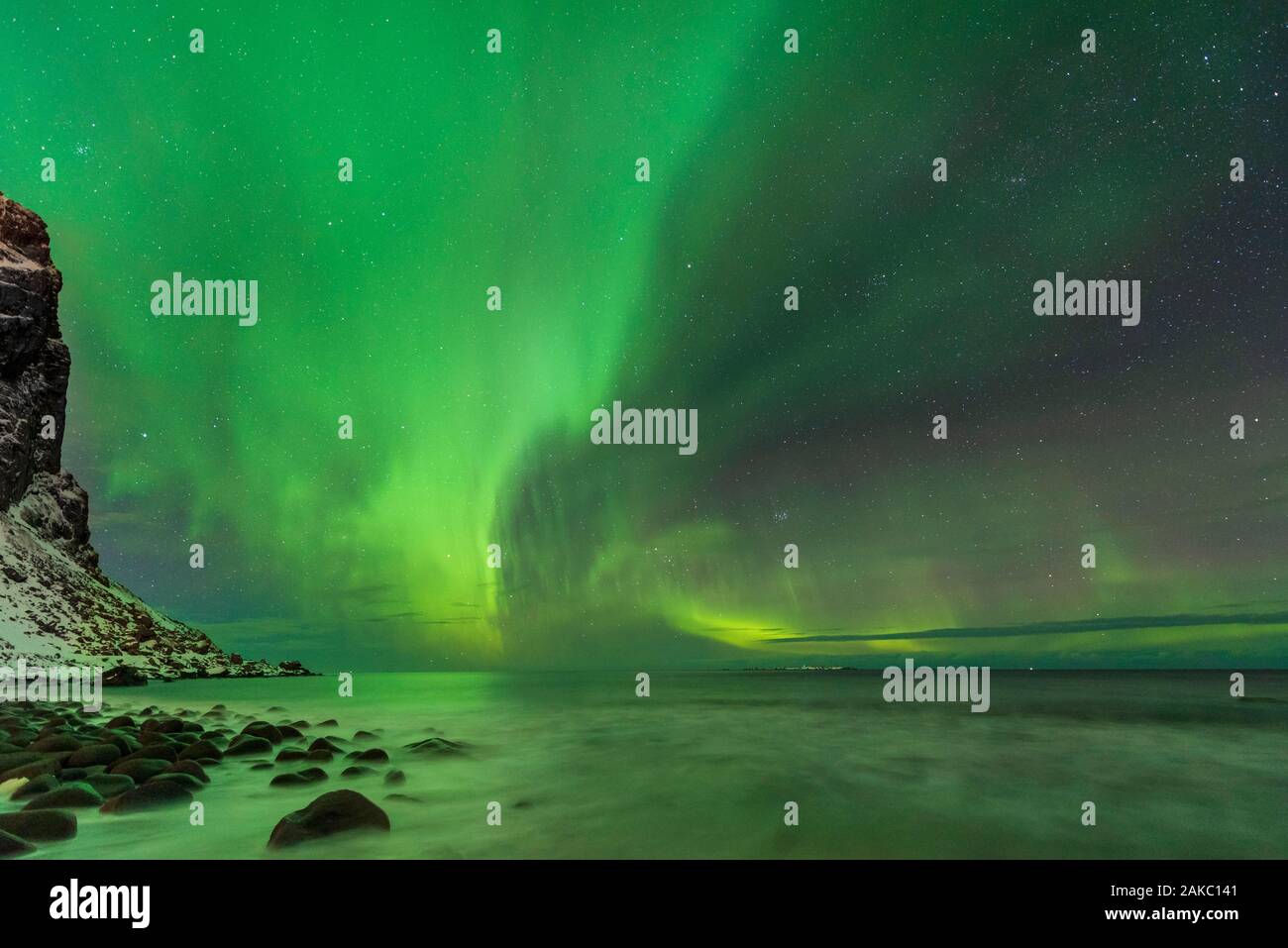 Norwegen, Nordland, Lofoten, Uttakleiv, Strand, Northern lights Stockfoto