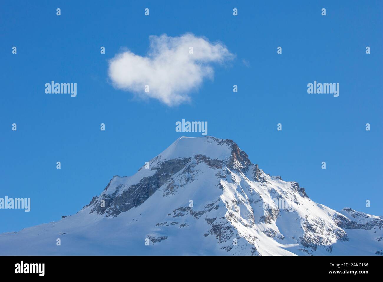 Weiße Wolke über verschneite Berggipfel/Pinnacle Ciarforon im Winter im Massiv des Gran Paradiso Graian Alps, Aostatal, Italien Stockfoto