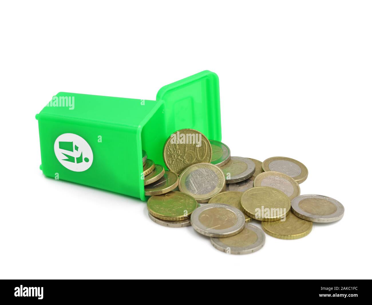 Euro Münzen in einen Grünen Mülleimer auf weißem Hintergrund, Konzept der Geld verschwenden. Stockfoto