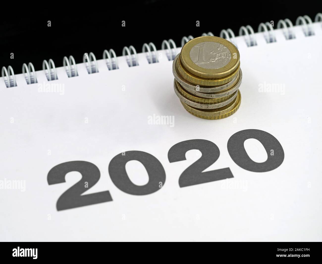 Stapel der Ausgabe von Euro-Münzen im Kalender 2020, Konzept der Ausgaben oder Steuern, Zahlung, Kosten ändern im neuen Jahr Stockfoto