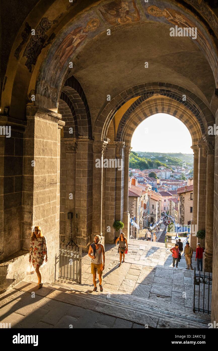 Frankreich, Haute-Loire, Le Puy-en-Velay, Ausgangspunkt der Via Podiensis, einer der Französischen Pilgerwege nach Santiago de Compostela, der Kathedrale Unserer Lieben Frau von der Verkündigung Stockfoto