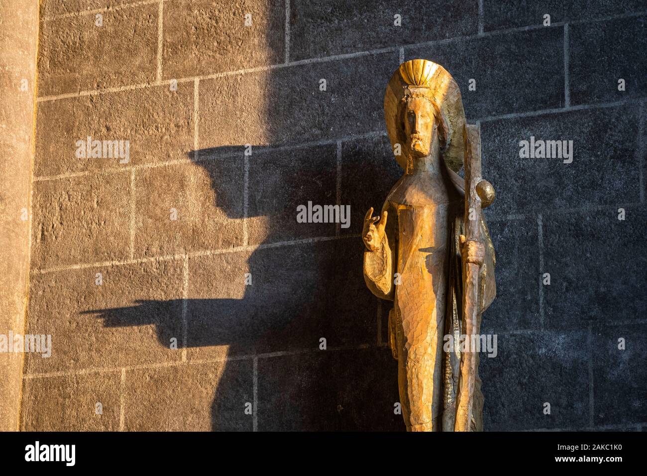 Frankreich, Haute-Loire, Le Puy-en-Velay, Ausgangspunkt der Via Podiensis, einer der Französischen Pilgerwege nach Santiago de Compostela, der Kathedrale Unserer Lieben Frau von der Verkündigung, Statue von St. Jacques Stockfoto