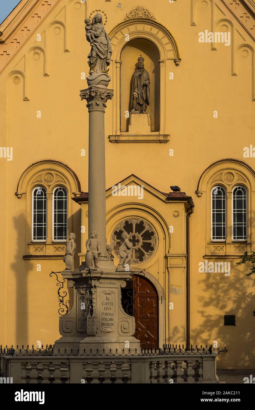 Die Slowakei, Bratislava, Kirche der Kapuziner im Jahre 1717 geweiht und nach Saint-Etienne von Ungarn mit auf dem Vorplatz eine Spalte im Jahre 1723 errichtet, erinnert an die Epidemie der Pest gewidmet Stockfoto