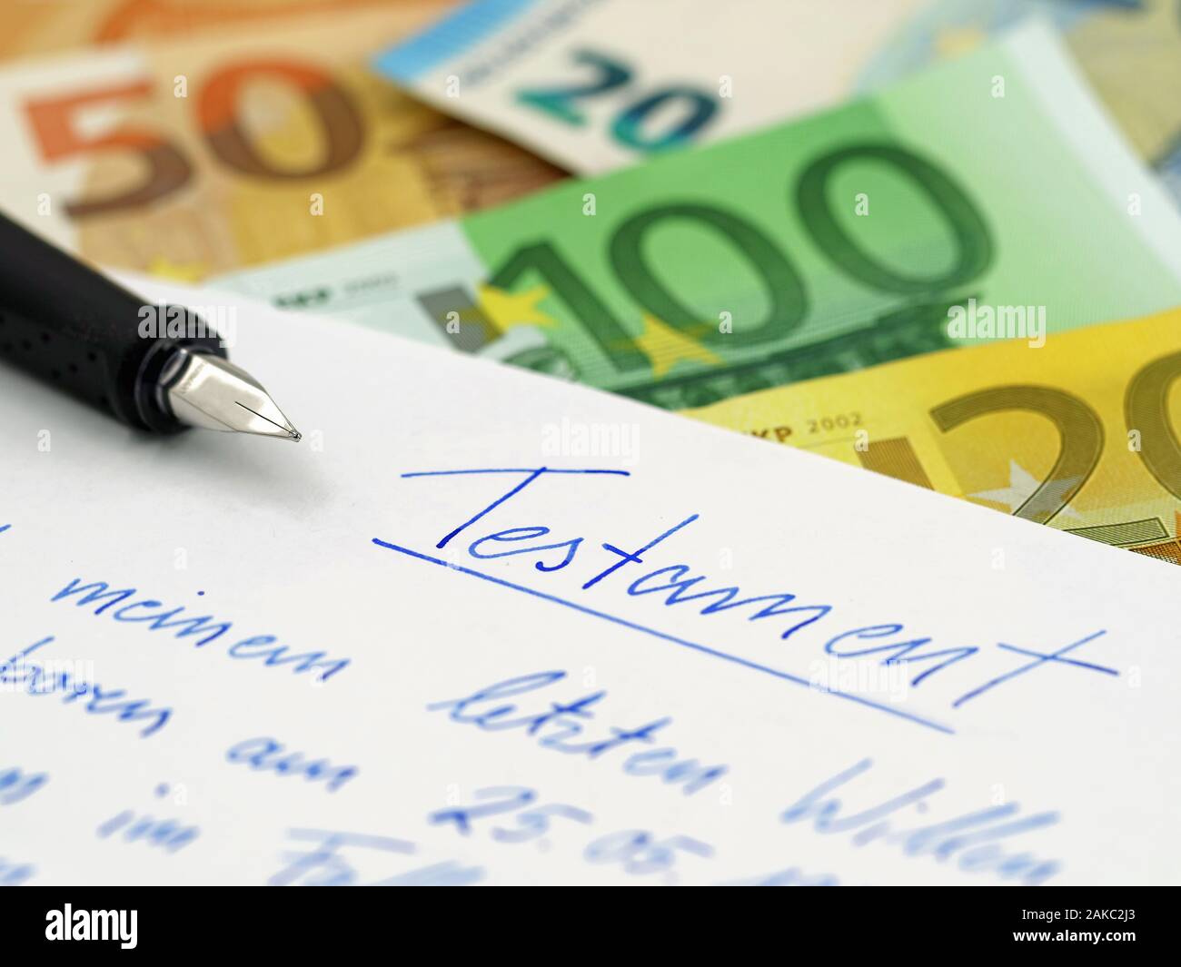 Handschriftliche deutsche Testament, letzte wird mit Füllfederhalter und Euro-banknoten auf Hintergrund Stockfoto