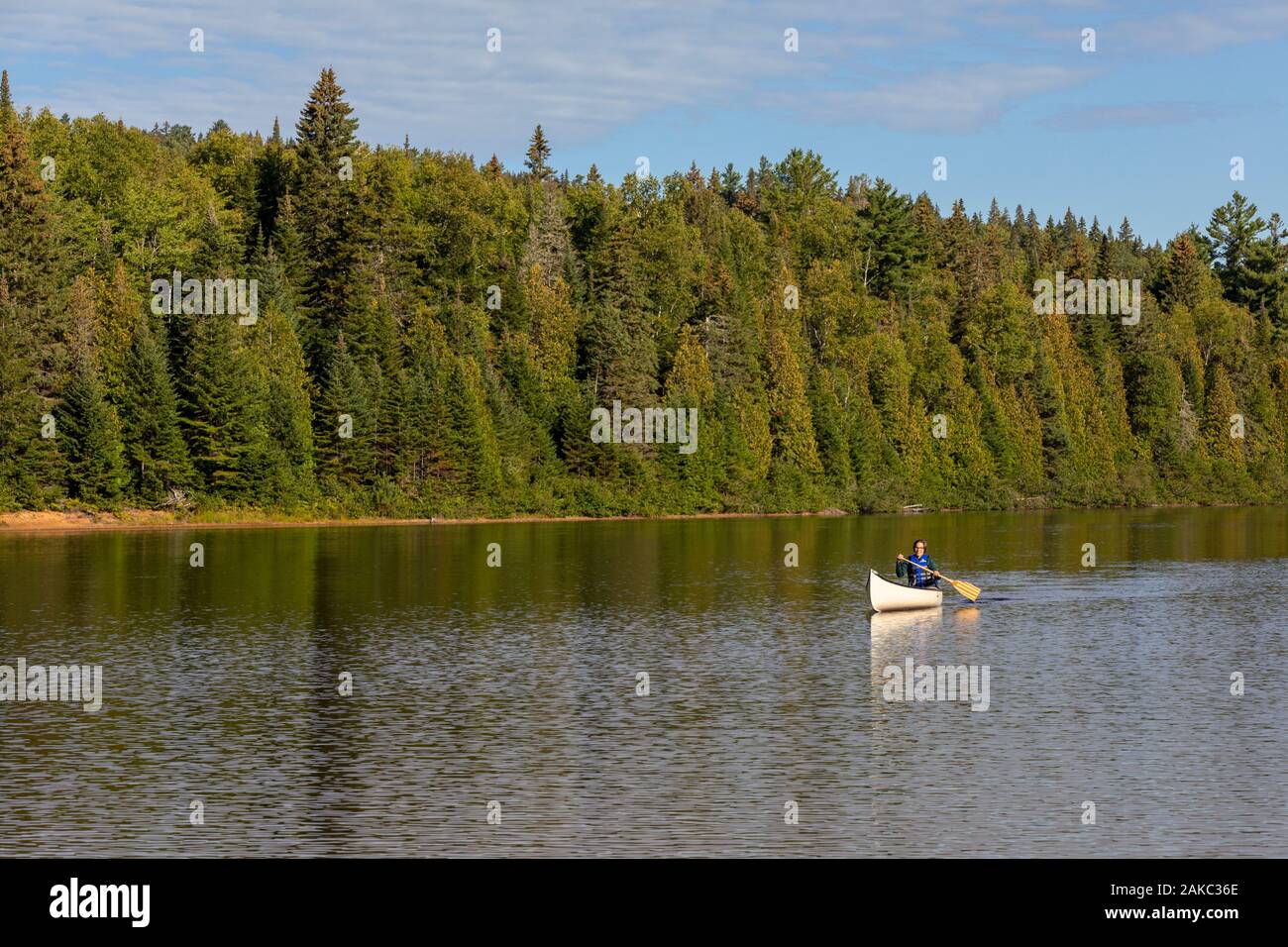 Kanada, Provinz Quebec Shawinigan Mauricie Region, Stadt, La Mauricie Nationalpark, Wapizagonke Shewenegan Recreation Area in der Nähe von See, Kanu Stockfoto