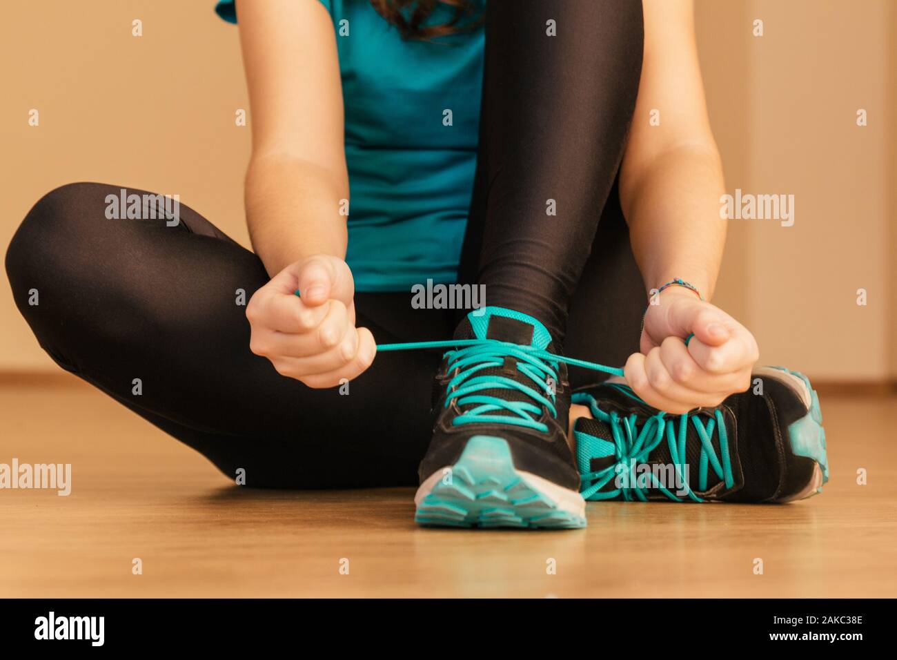 Foto einer jungen Frau, die Ihre Schnürsenkel binden Ausbildung beginnen Stockfoto