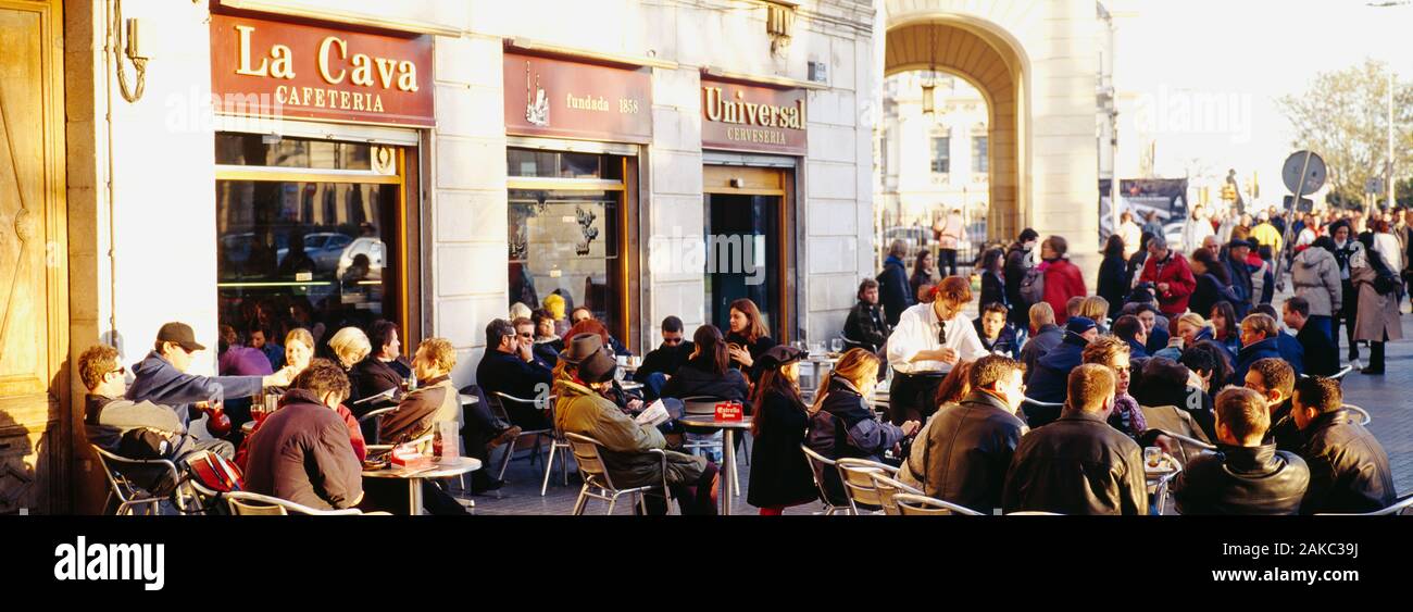 Touristen außerhalb eines Cafe, Barcelona, Spanien Stockfoto