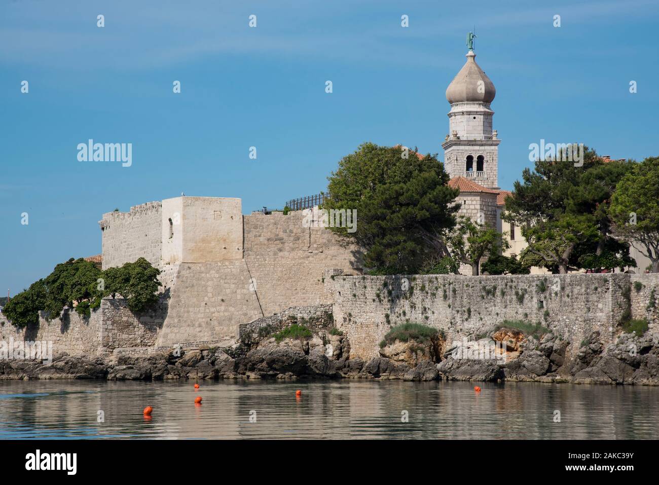 Kroatien, Grafschaft Primorje-Gorski Kotar, Kvarner Bucht, Insel Krk, Krk Stadt, die 1515 bauchige Kirchturm von St. Quirin Kirche dominiert die Wälle, Schloss Frankopan und die Adria Stockfoto