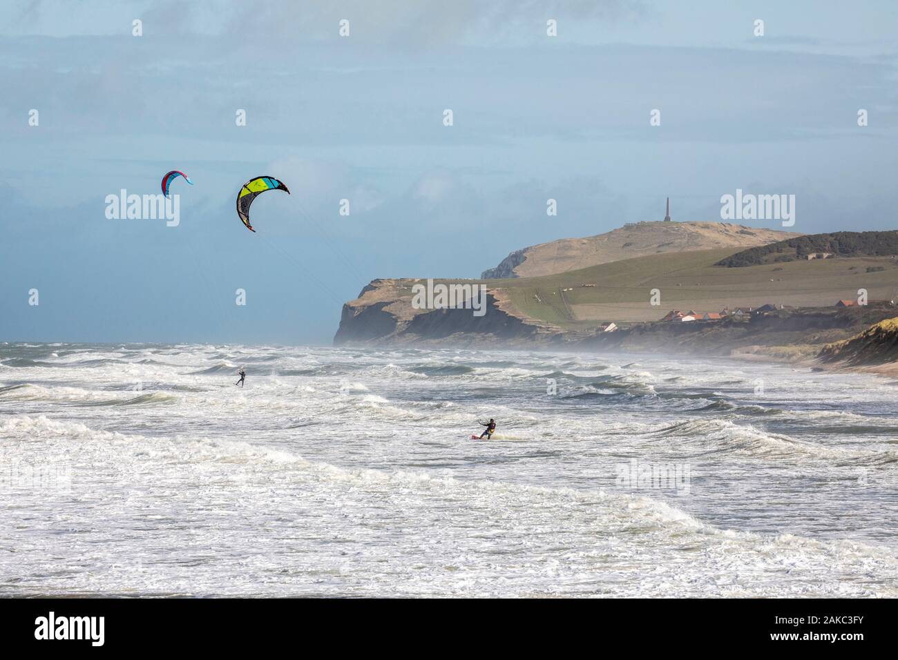 Frankreich, Pas de Calais, Côte d'Opale Wissant Bay bei Flut an einem stürmischen Tag und grosse Flut, Kitesurfen (Cap Blanc Nez im Hintergrund) Stockfoto