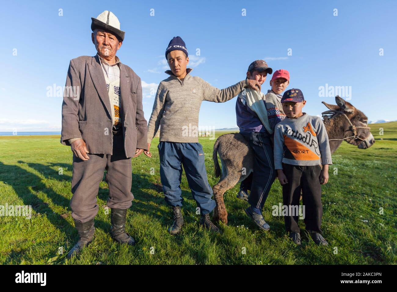 Kirgisistan, Naryn Provinz, Son-Kol See, Höhe 3000m, nomadischen Mann und Kinder vor einer Jurtensiedlung Stockfoto