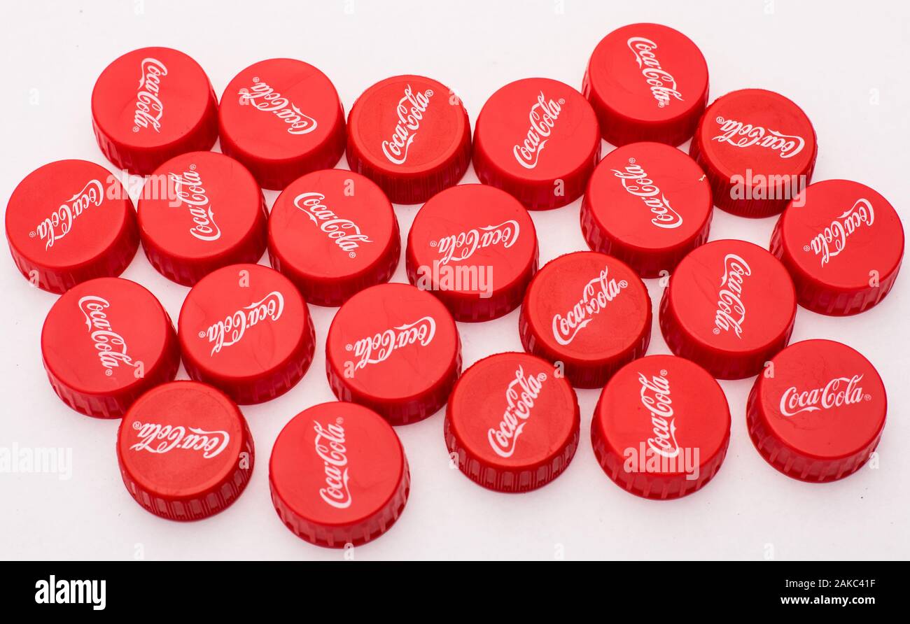 Polen, TSCHENSTOCHAU - 23. Dezember 2019: Nahaufnahme einer Gruppe, rote "Coca-Cola"-Kunststoff-Flaschendeckel Stockfoto